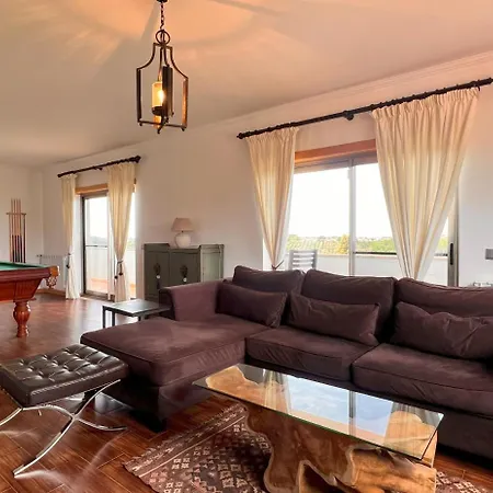 Luxuosa Villa Alvorninha